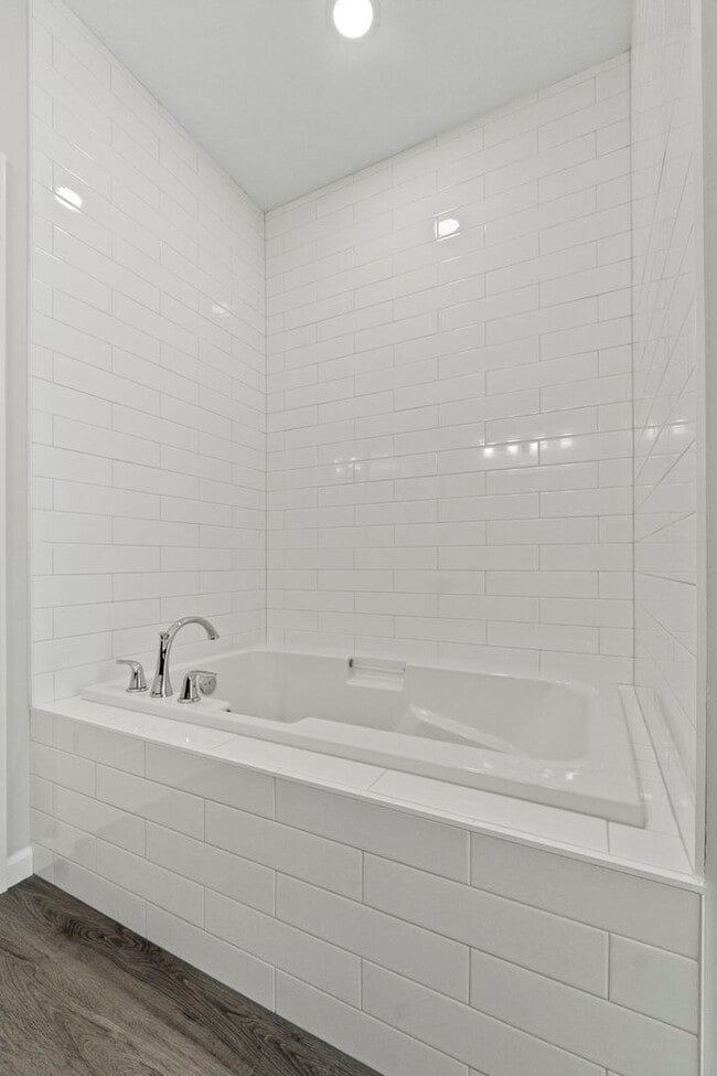 Building Photo - Newly Built 3 Bedroom House w Garage