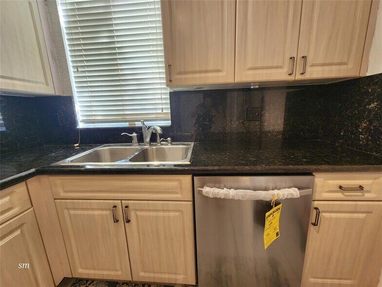 Building Photo - 119 Hidden Court Rd