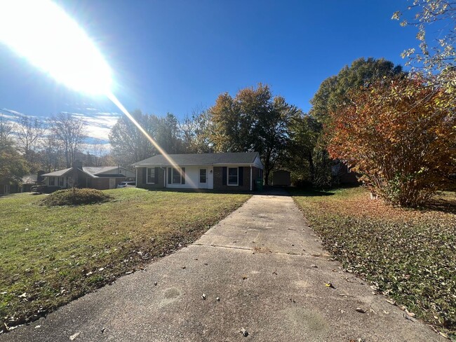 Building Photo - 3 bedroom 1.5 bath brick & vinyl ranch on ...