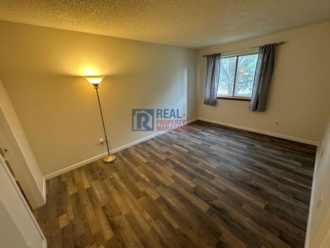 Building Photo - 1075 S Elkhart Way