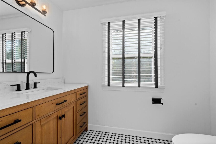 Building Photo - 5476 Van Ness Dr