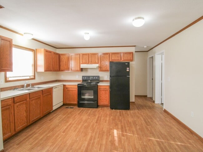 Building Photo - 130 Meadows Ln