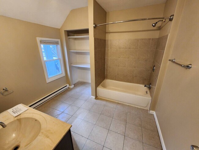 Building Photo - Charming 4-Bedroom Property in Prime Location