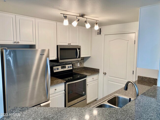 Building Photo - 1701 E Colter St