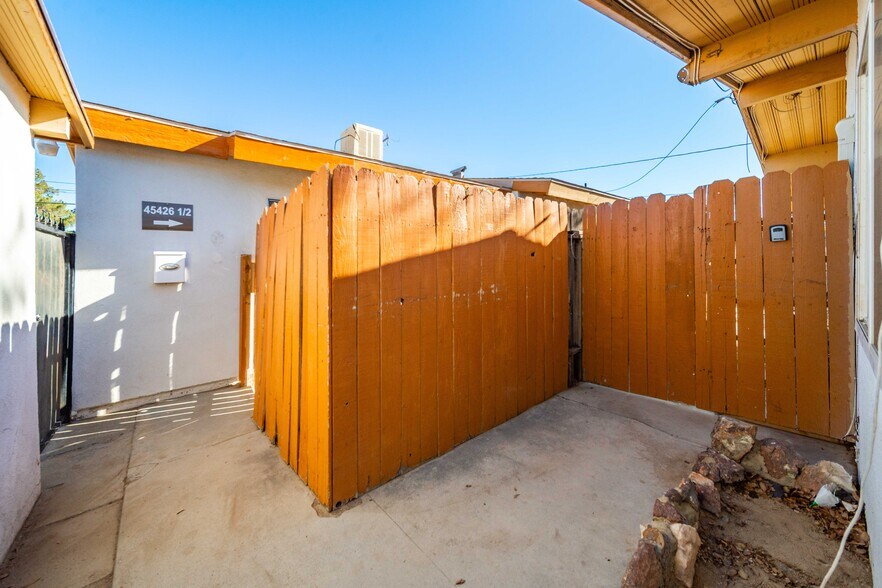 Private Entrance - 45426 10th St W