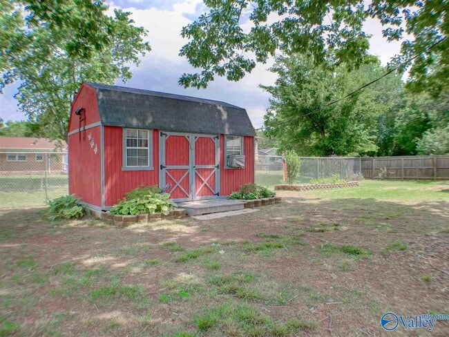 Building Photo - 300 McAlpine Dr SE