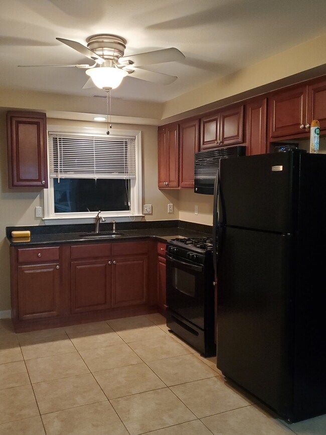 Building Photo - 28 Sampson St