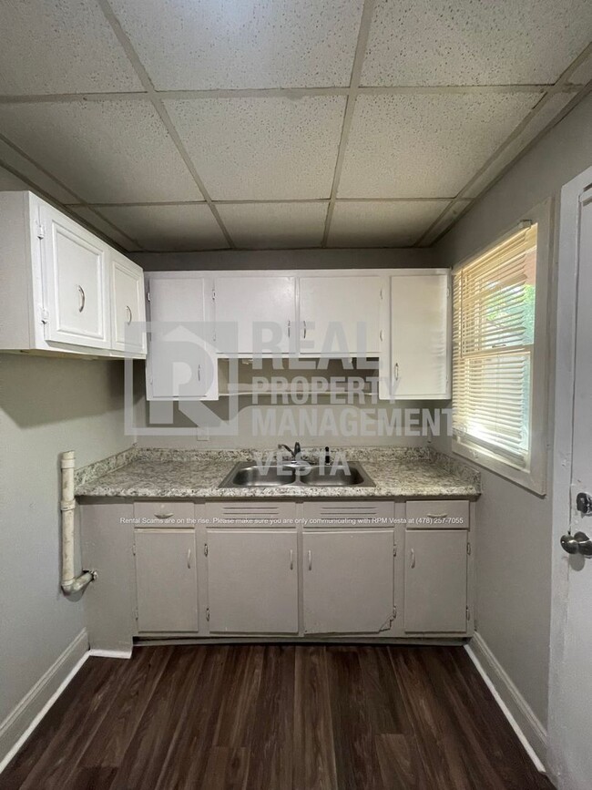 Building Photo - Spacious Three Bedroom House in South Macon