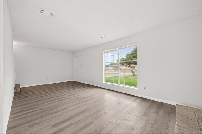 Building Photo - 7523 La Pl Dr