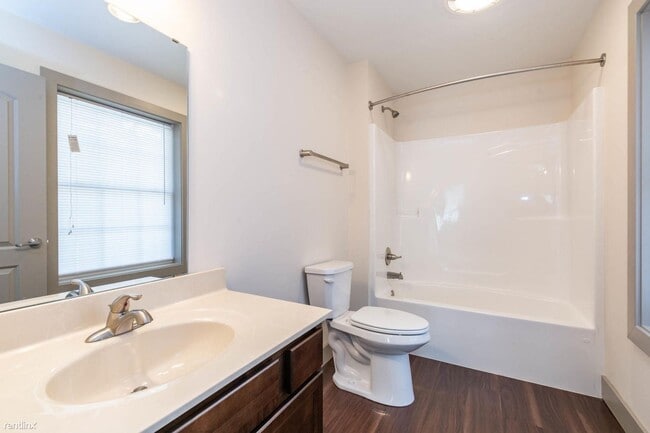 Building Photo - 2 br, 2 bath 4plex - Manors 631 Unit 2/BR
