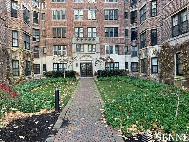 Building Photo - 988 Memorial Dr