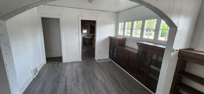 Building Photo - MOVE IN SPECIAL 1/2 OFF FIRST FULL MONTHS RENT.  ALL PROSPECTIVE TENANTS MUST SUBMIT A $58 NON-RE...