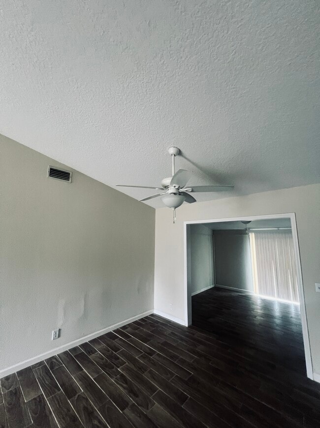 Building Photo - 103 Willow Lake Dr