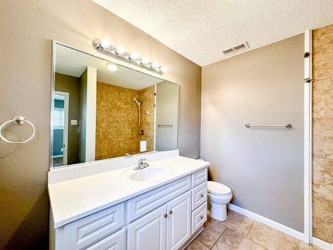 Building Photo - Large Home Preleasing for Summer 2025!