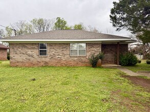 Building Photo - Comfortable 3-Bed Home with Fenced Backyard