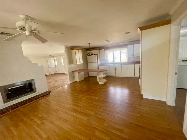 Building Photo - 10 Pine Grove Rd