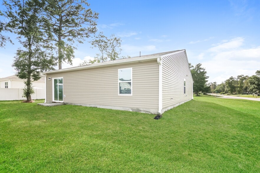 Building Photo - 2150 Bayview Dr SW