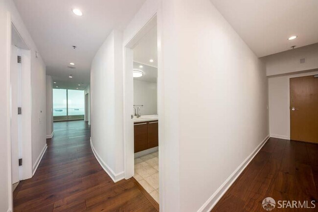 Building Photo - 425 1st St