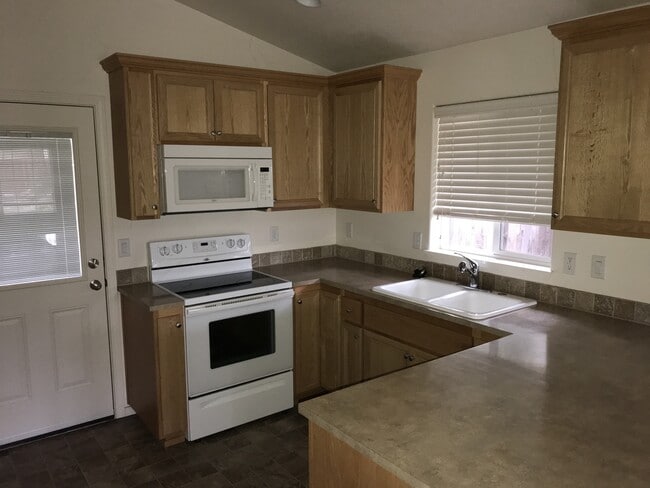 Building Photo - 3 bedroom 2 bath Cal Young Home