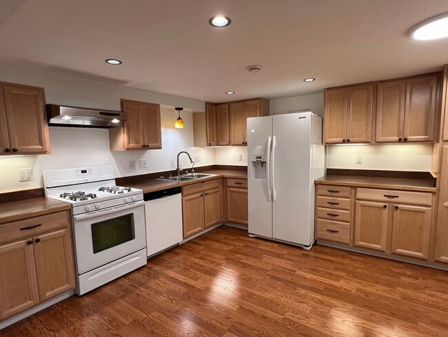 Building Photo - Quiet 2 bedroom with utilities included