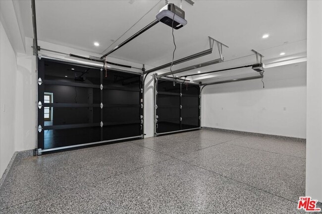 Building Photo - 4825 Satsuma Ave