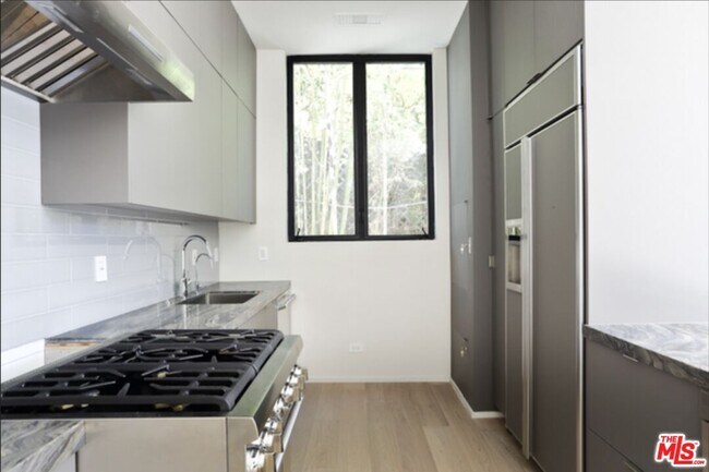 Building Photo - 1033 1/2 Grant St