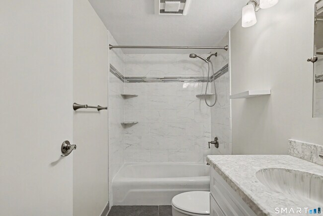 Building Photo - 172 Gillies Ln
