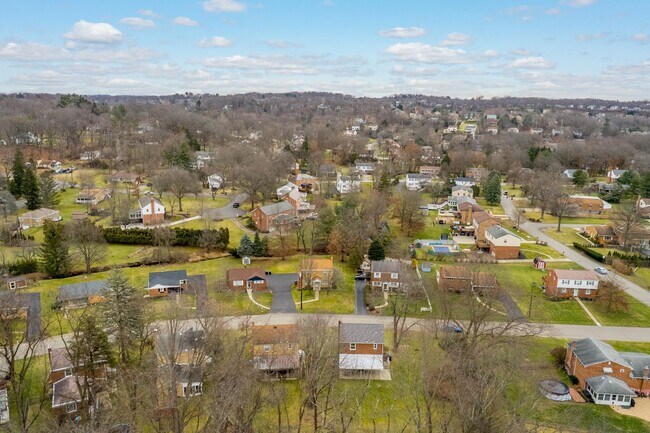 Building Photo - AVAILABLE JULY 1ST!! Don't miss this STUNNING 3 BEDROOM IN MCCANDLESS!!