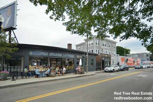 Building Photo - 10 Perkins St