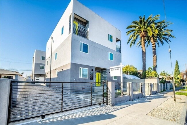 Building Photo - 4820 St Charles Pl