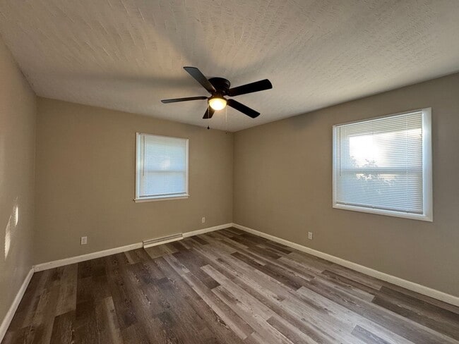 Building Photo - Cute 3 Bedroom Home Available Now
