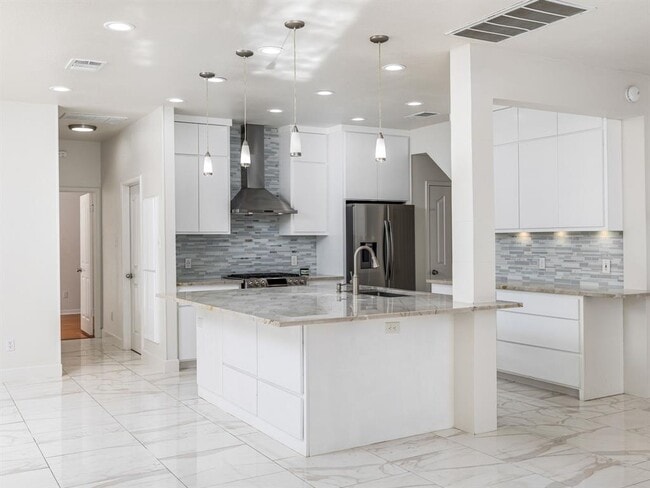 Building Photo - 7730 Lakewood Dr