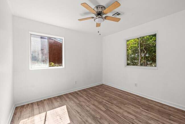 Building Photo - Beautiful 3 Bedroom 2 Bathroom