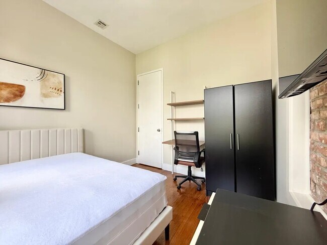 Building Photo - Furnished room/NOT APARTMENT