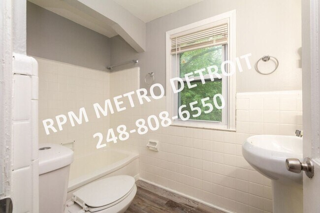 Building Photo - Traditonal 3-Bedroom Colonial Home in Detroit