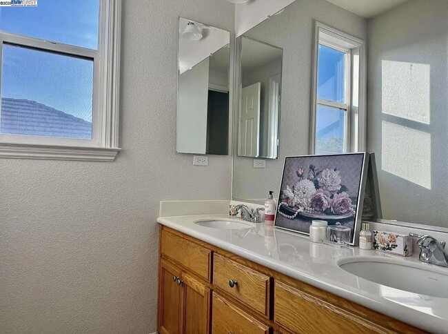 Building Photo - 3017 Roslyn Dr