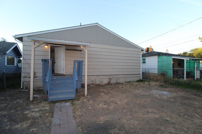 Building Photo - 623 E Sanson Ave