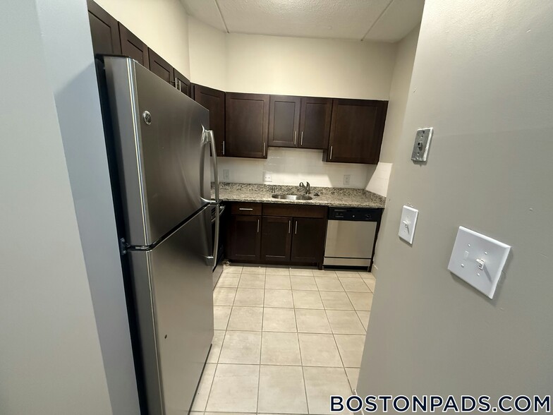 Building Photo - 757 Highland Ave