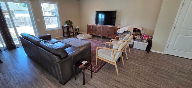 Building Photo - Beautiful & Spacious 3 Bed 2 Bath Directly...