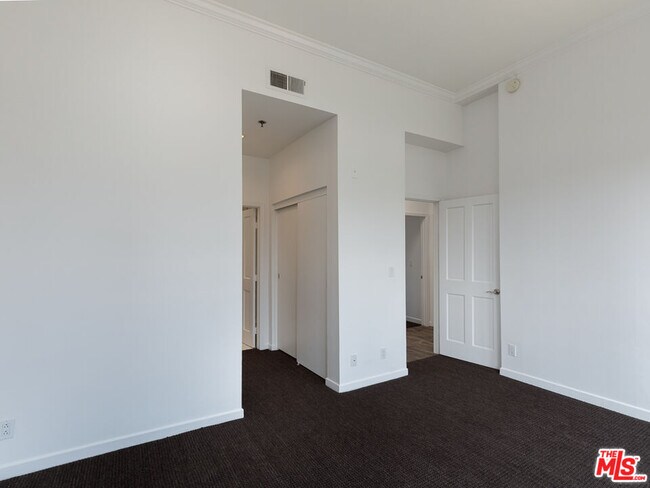 Building Photo - 230 S Hamilton Dr