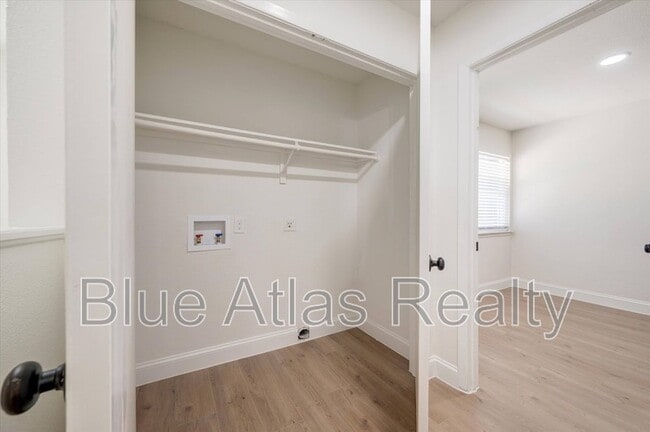 Building Photo - 805 W Chambers St