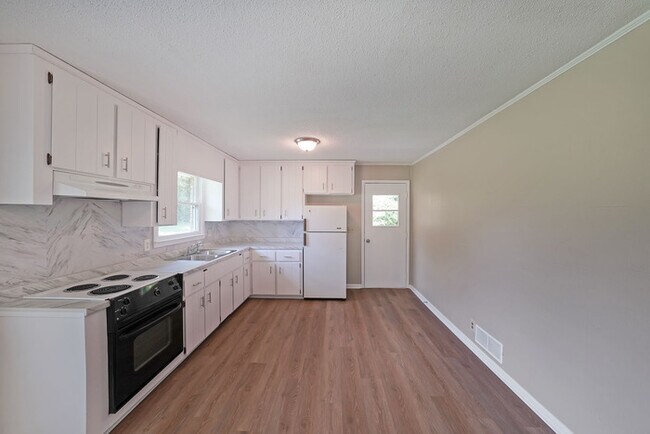Building Photo - 3/1 ranch home on 4 acres
