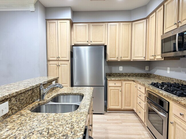 Building Photo - POTOMAC CLUB - TOWNHOUSE CONDO