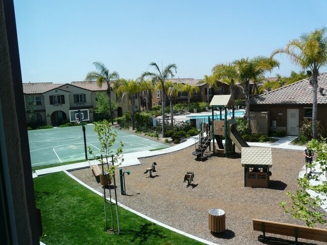 Building Photo - Beautiful, Must See 3 Bed, 2.5 Bath Town H...
