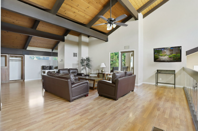 Building Photo - 3701 Colonial Dr