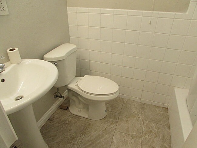 Building Photo - 4BR/2BA house with fenced backyard in South Redlands