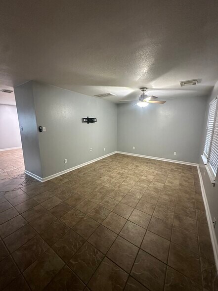 Building Photo - 6118 Elton Knolls St