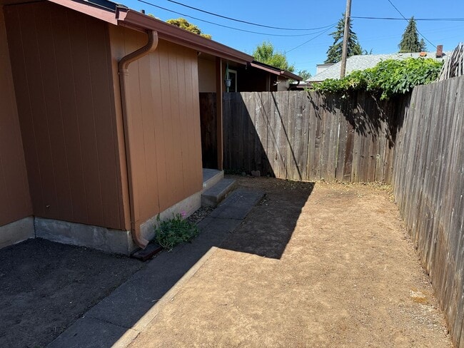 Building Photo - 1-bdroom, 1-bathroom duplex near Marie Jacob's Park!