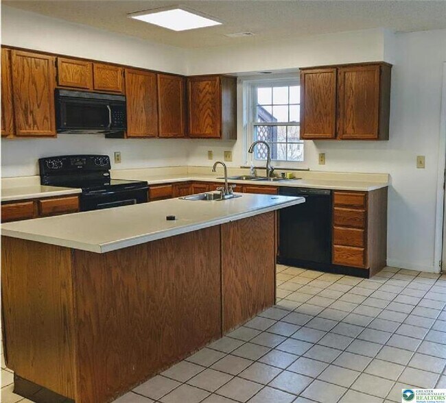 Building Photo - 1825 Falcon Dr