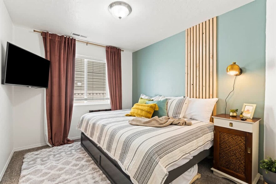 Building Photo - 216 Cliff Swallow Ave